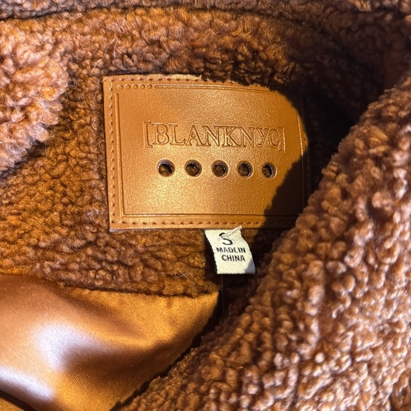 BLANK NYC cinnamon stick Sherpa shacket.
Faux Sherpa Shirt Jacket. Small - Picture 6 of 8